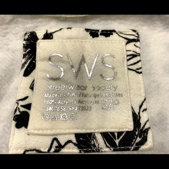 NWT Peace & Love Motif Zip Hoodie Floral Butterfly Sz S - Picture 9 of 9